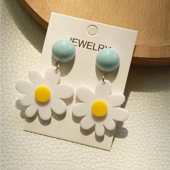 Daisy Earrings - Picture 5 of 5